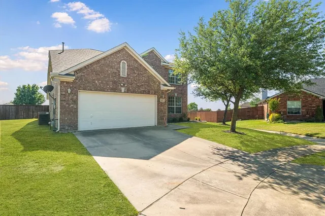 a view of a house with backyard