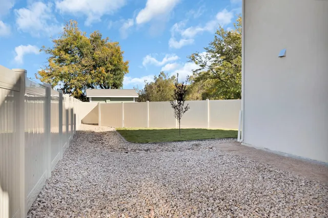 a view of a backyard