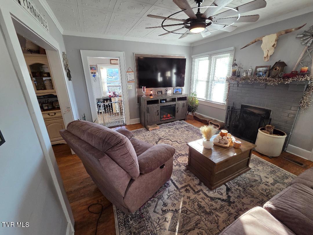 174 Double Springs Road Fall Branch, TN 37656 - Photo 25 of 30 Living room