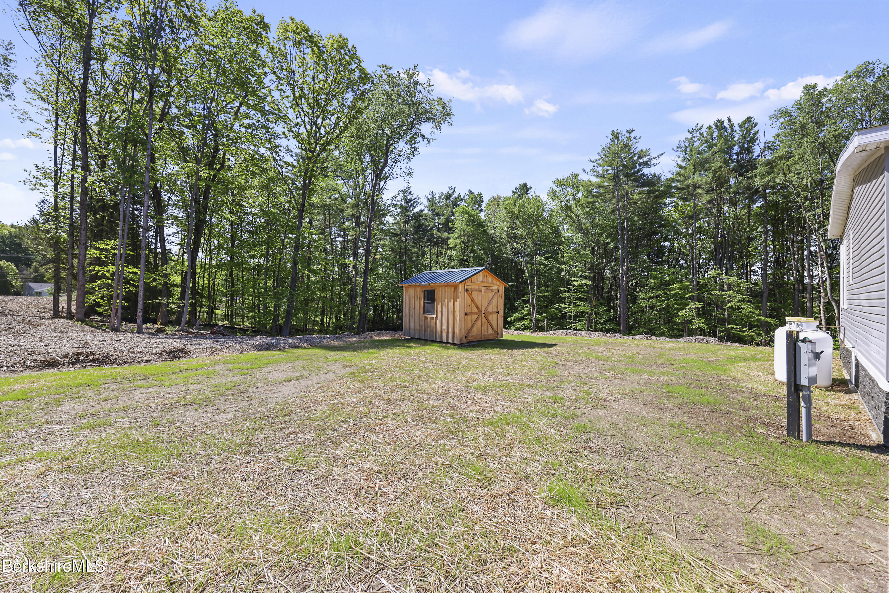 395 Cheshire Road, Unit 112 Pittsfield, MA 01201 - Photo 31 of 32 a backyard of a house with table and chairs