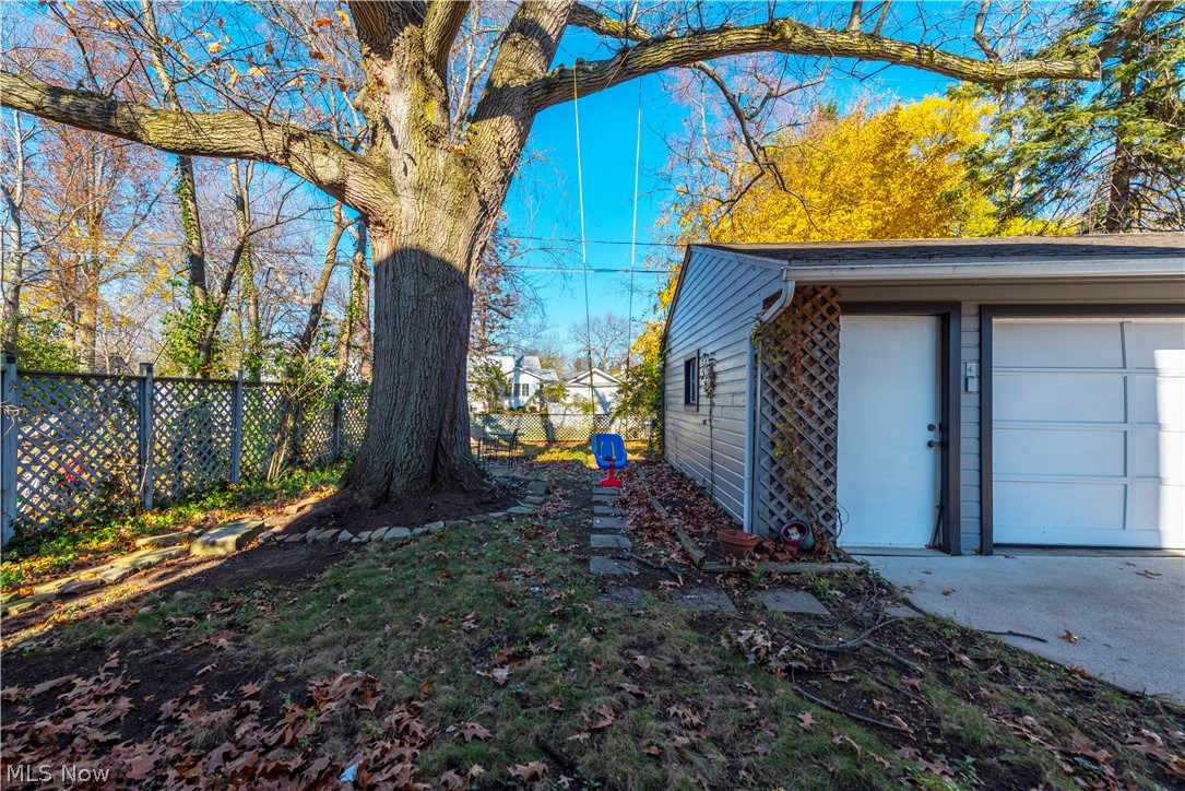 24224 Russell Road Bay Village, OH 44140 - Photo 24 of 34