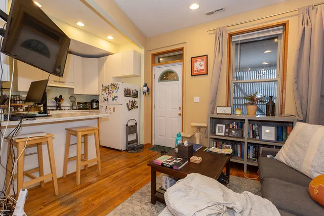 $1,550 | 1307 North Greenview Avenue, Unit 1R, Chicago, IL 60642