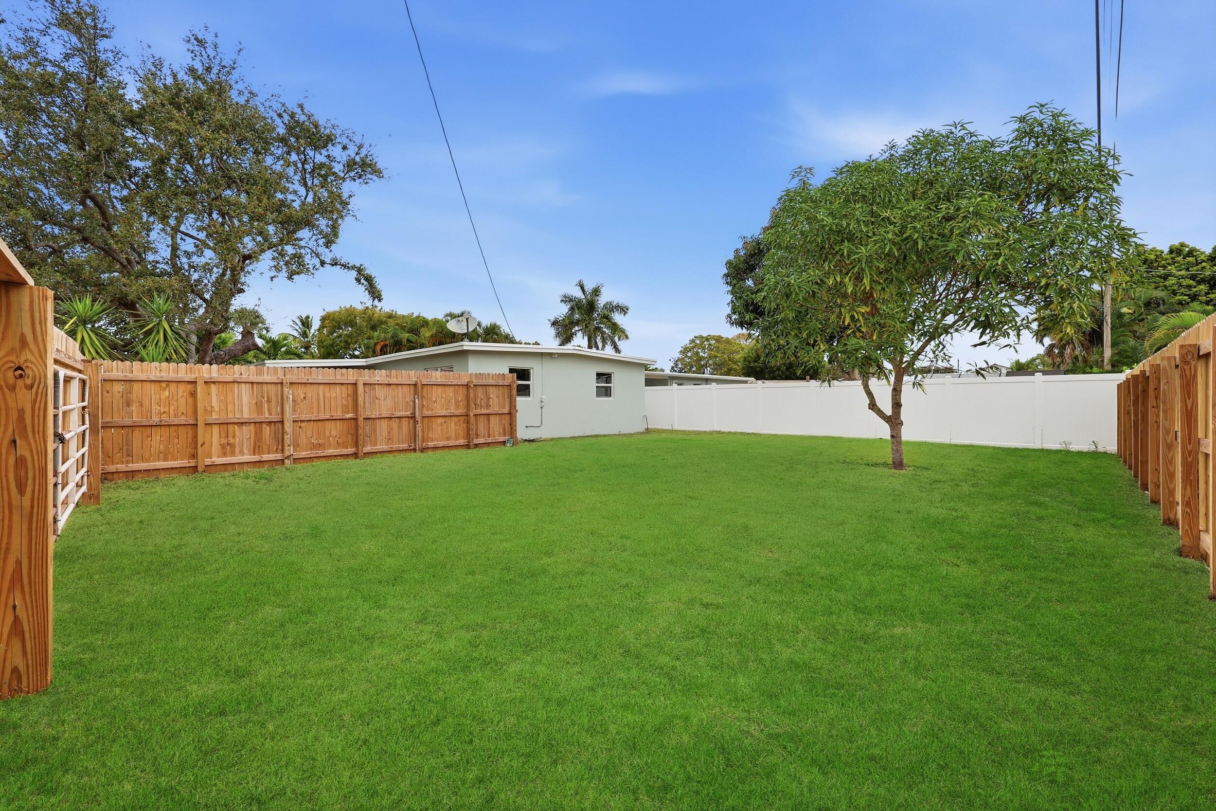 403 Todd Street Jupiter, FL 33458 - Photo 26 of 30 28_8p3a8279_grass_bab2b0a3-c243-4120-905