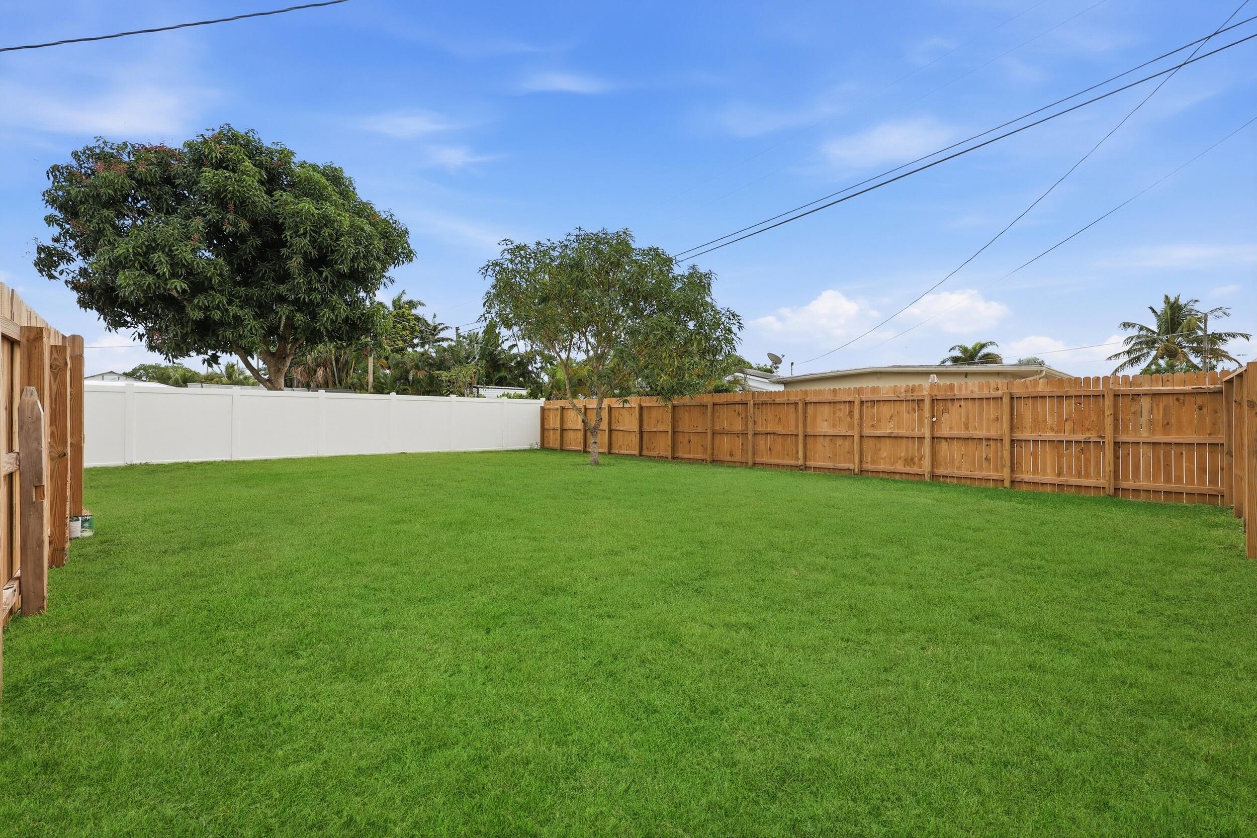 403 Todd Street Jupiter, FL 33458 - Photo 27 of 30 29_8p3a8289_grass_dc11a2aa-adfe-4a52-ade