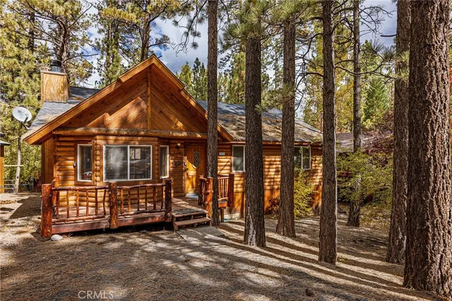 a blue sign that is sitting in front of a house