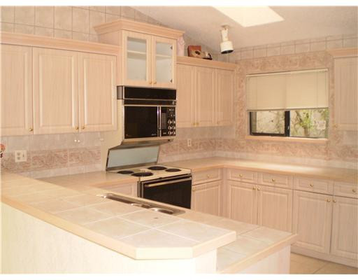 19484 Bay View Road, Unit 19484 Boca Raton, FL 33434 - Photo 4 of 8 Kitchen