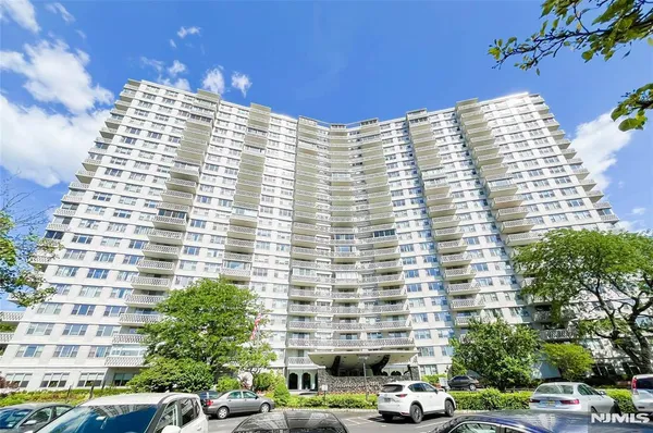 $3,100 | 2100 Linwood Avenue, Unit 11T, Fort Lee, NJ 07024