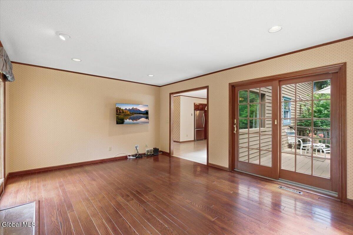 908 Mohegan Road Niskayuna, NY 12309 - Photo 7 of 40 15-009_MW2_0493