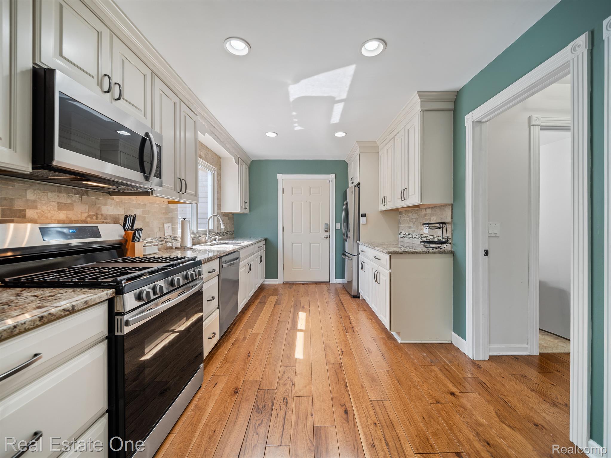 1462 Crest Road Howell, MI 48843 - Photo 8 of 26 Beautiful Wood Flooring