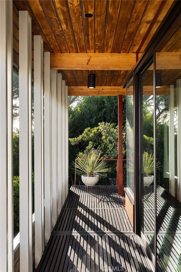 1515 North Tigertail Road Los Angeles, CA 90049 - Photo 5 of 33