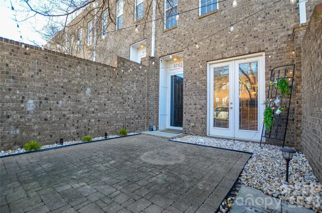 a view of entryway with a yard