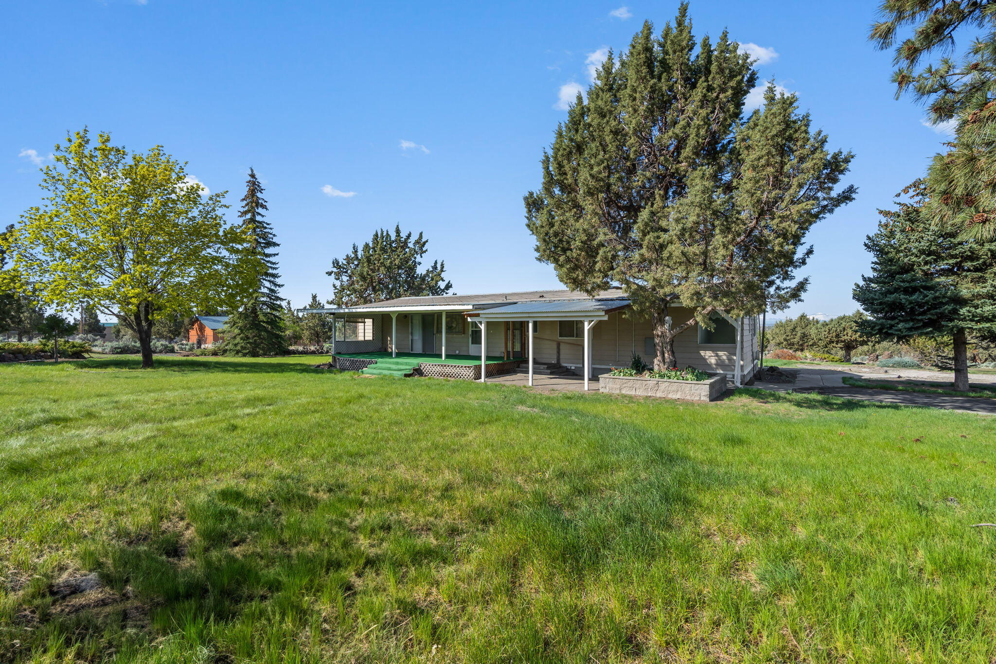16568 Southwest Steelhead Road Terrebonne, OR 97760 - Photo 4 of 42 2025_04_24_16568_sw_stealhead_road_crr-4