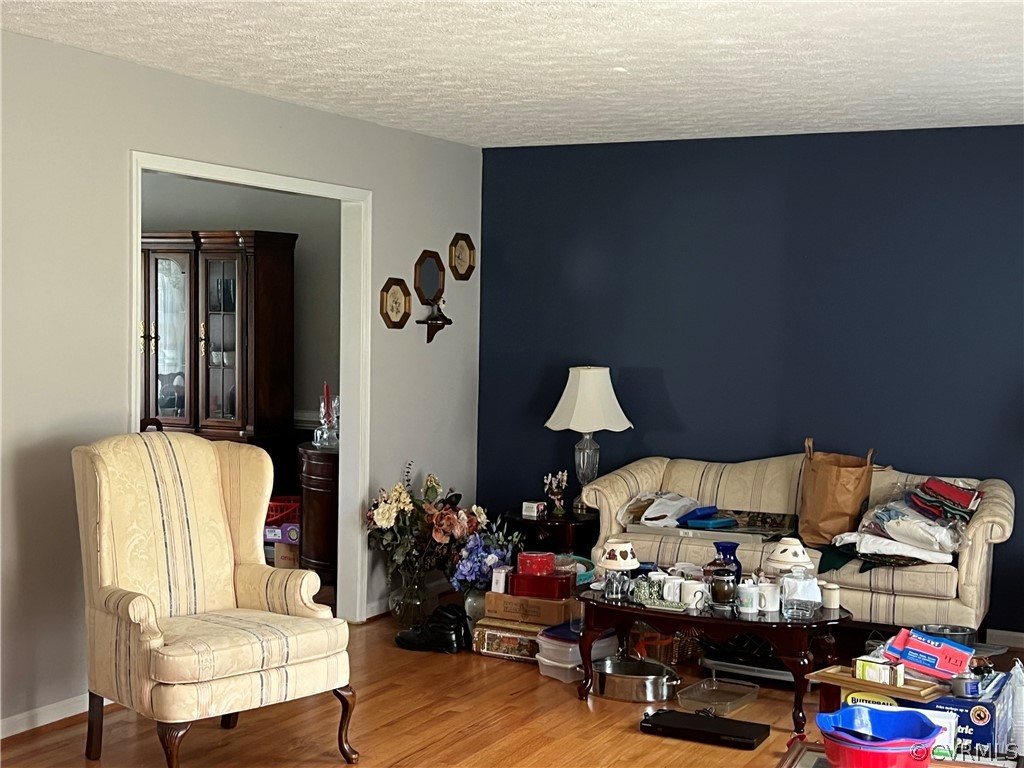 2720 Kinvan Road Henrico, VA 23231 - Photo 16 of 38 a living room with furniture and a couch