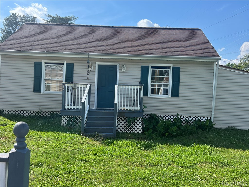 2720 Kinvan Road Henrico, VA 23231 - Photo 28 of 38 a front view of a house with garden