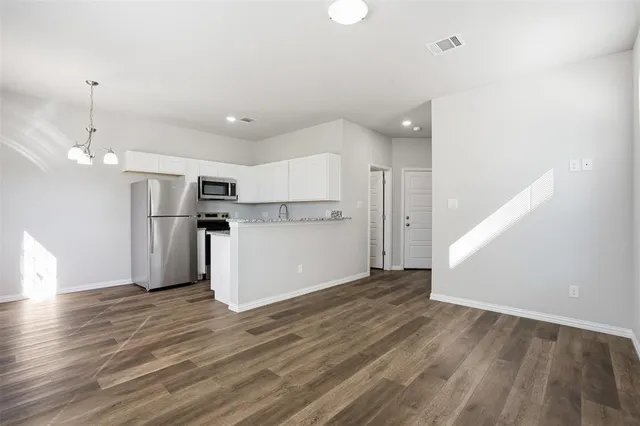 $1,950 | 303 Eastland Street, Cleburne, TX 76031