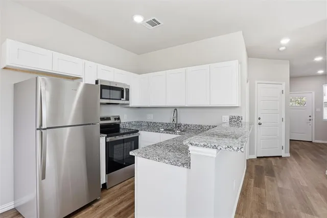 $1,950 | 303 Eastland Street, Cleburne, TX 76031