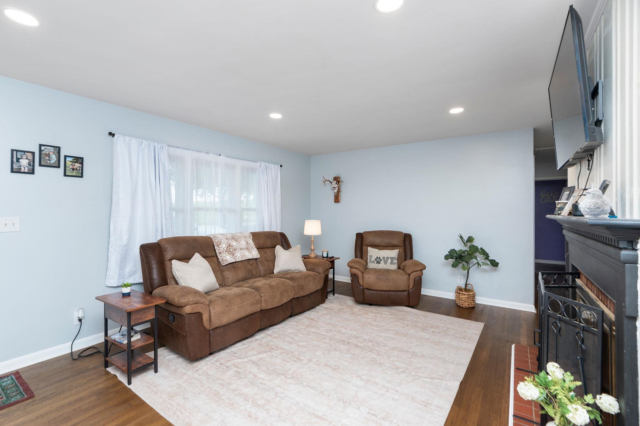 1064 Ladd Road Waynesboro, VA 22980 - Photo 4 of 51 a living room with furniture