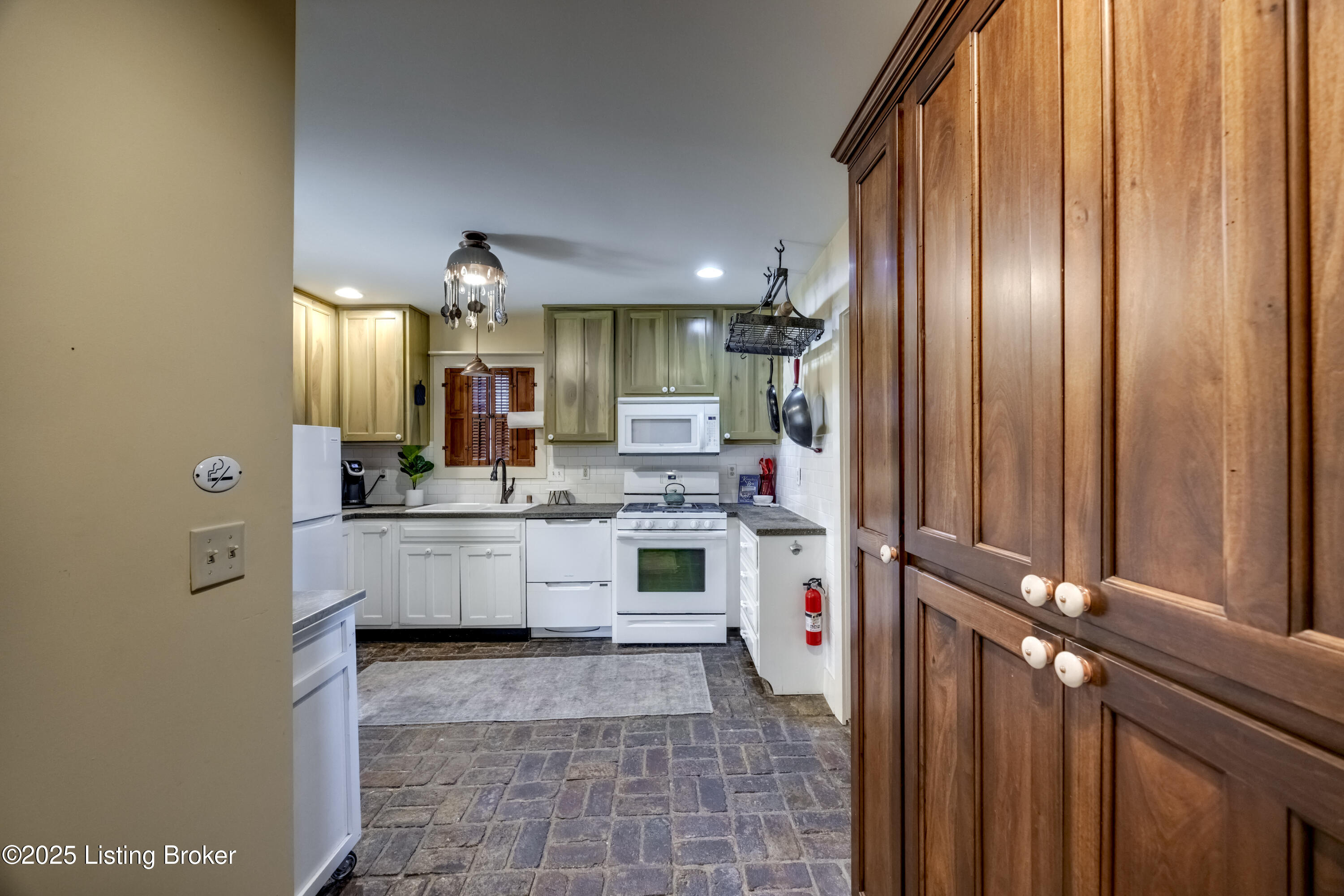 317 East Raspberry Alley Bardstown, KY 40004 - Photo 9 of 59 2Y0A5811-A