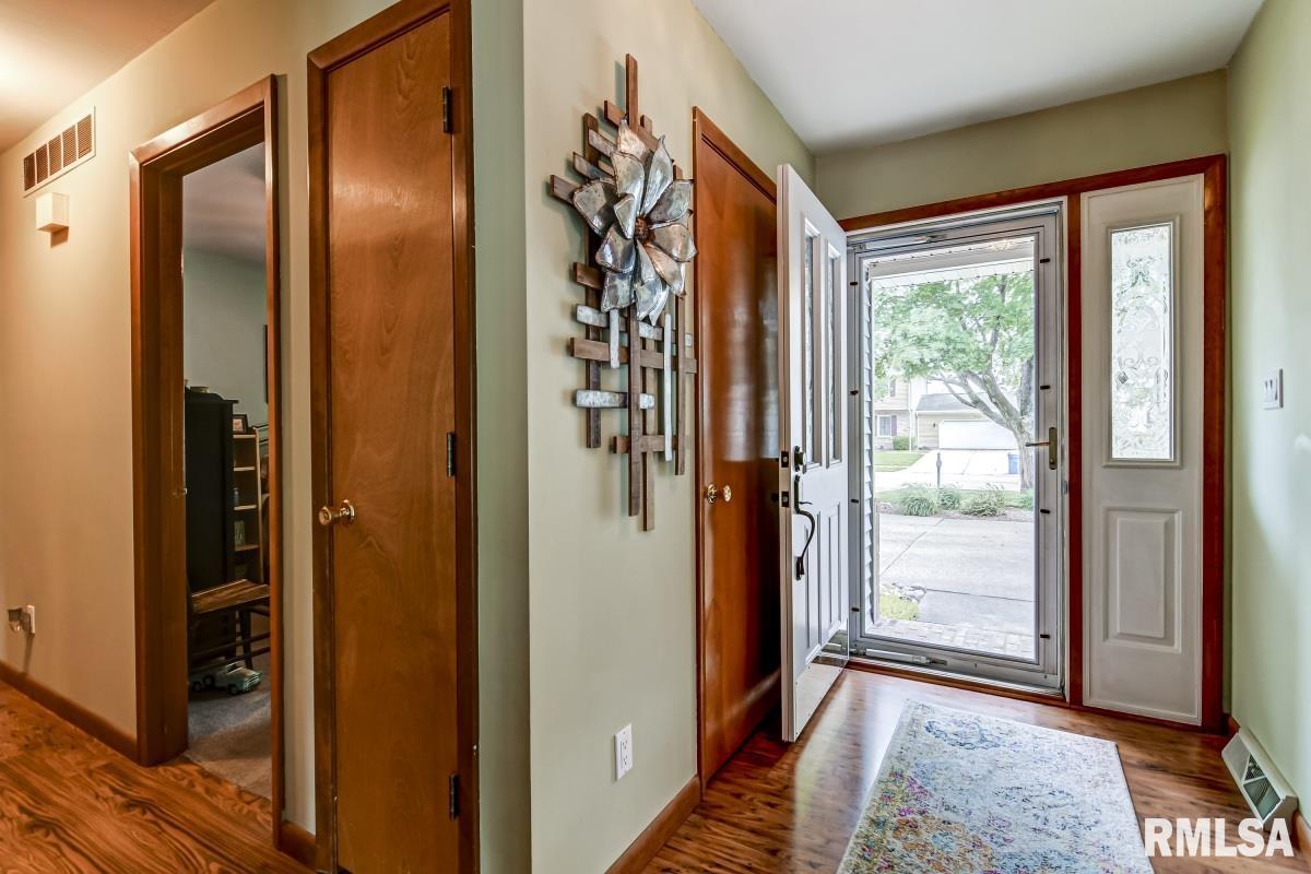2517 Columbus Circle Springfield, IL 62703 - Photo 3 of 33