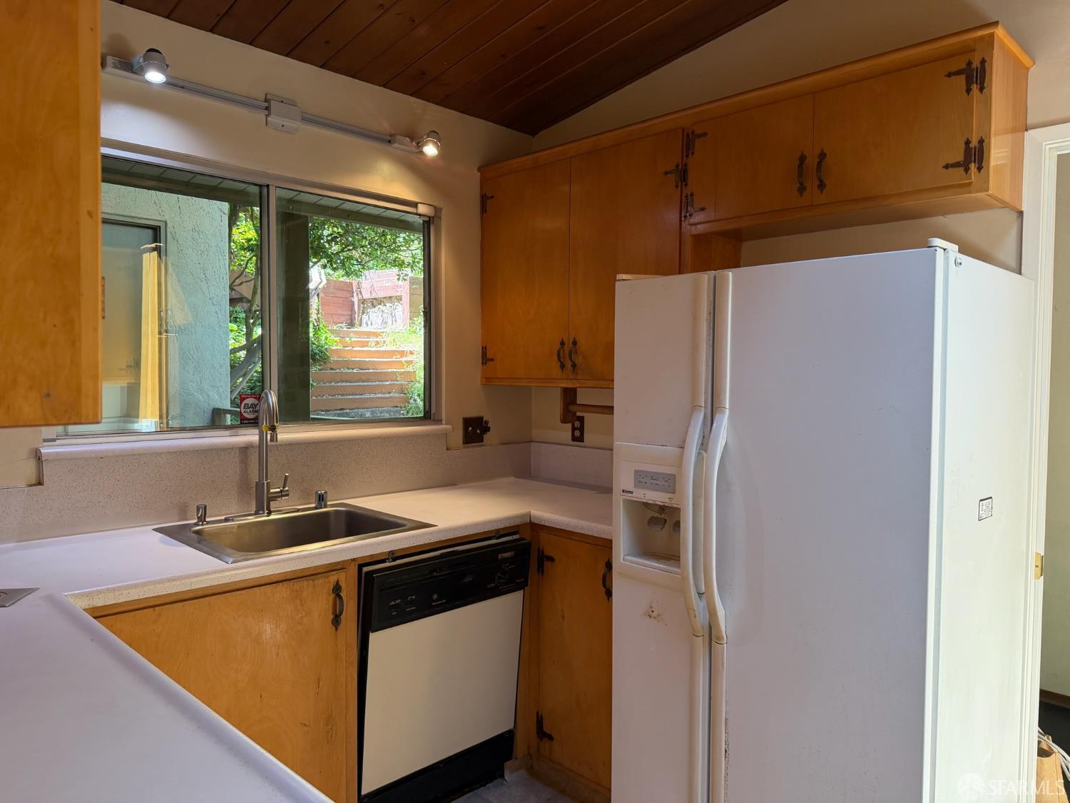 7101 Pinehaven Road Oakland, CA 94611 - Photo 18 of 45