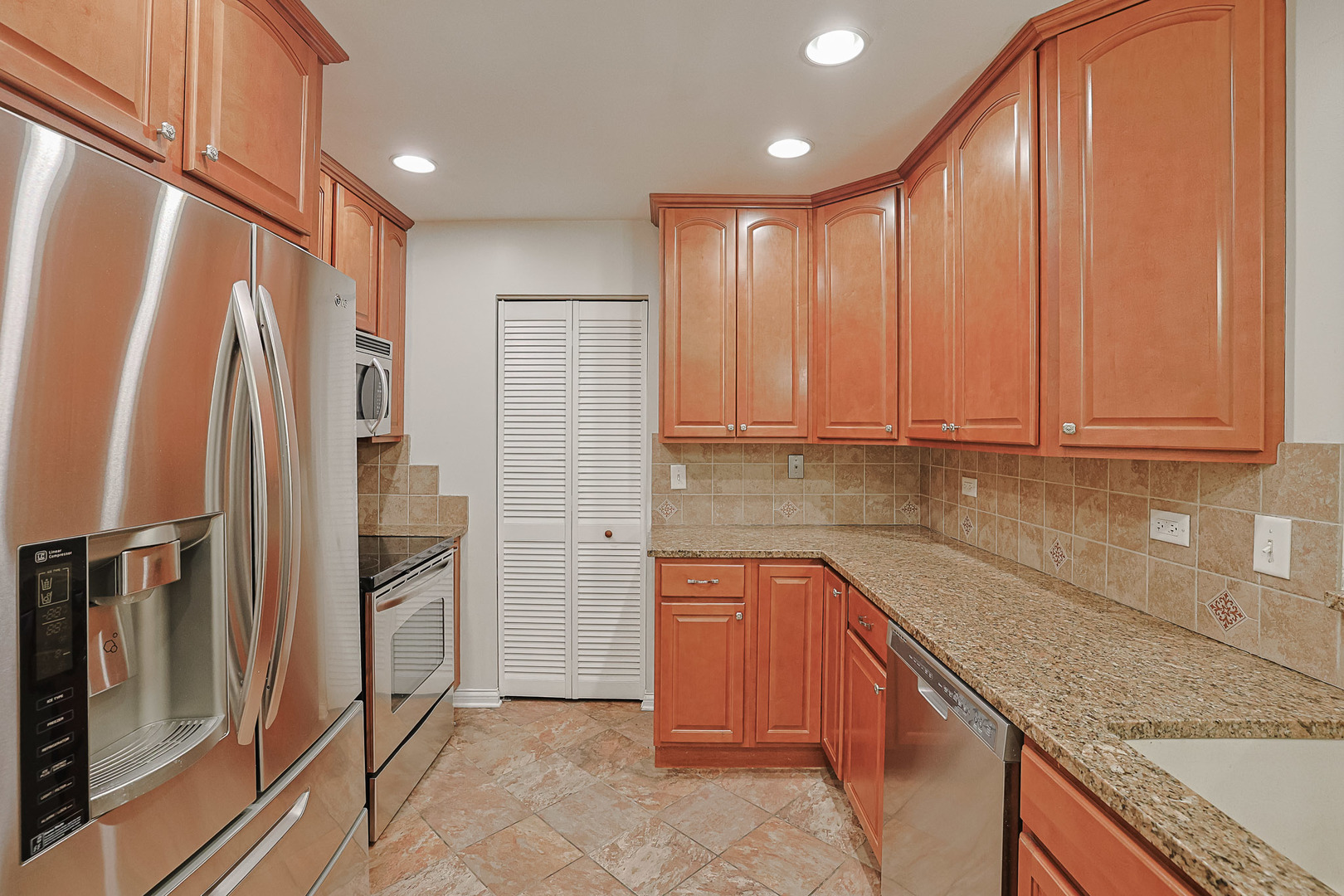 768 North Gary Avenue, Unit 103 Carol Stream, IL 60188 - Photo 5 of 24