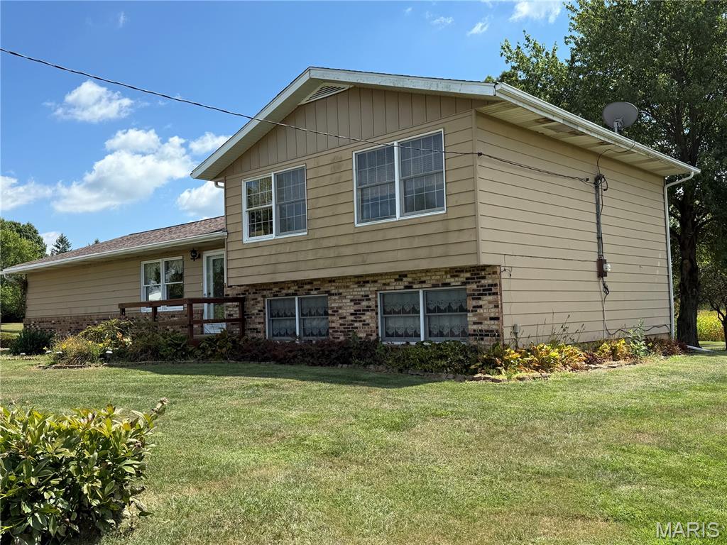 106 Johnson Lane Raymond, IL 62560 - Photo 2 of 24