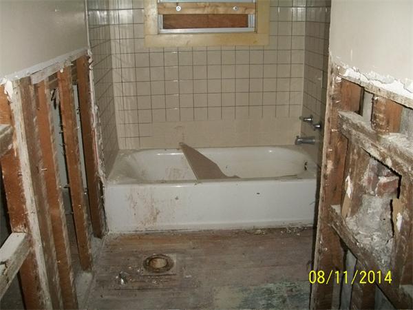 527 Division Street Fall River, MA 02721 - Photo 10 of 30 a bathroom with a bathtub