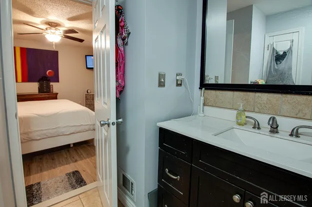 a en suite bathroom with a sink and a mirror