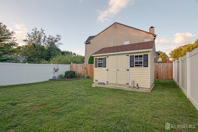a view of a house with backyard