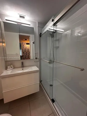 $3,250 | 5055 Collins Avenue, Unit 10F, Miami Beach, FL 33140