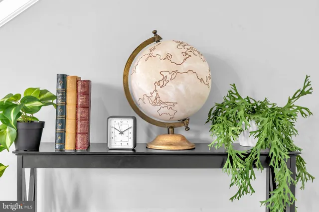 a picture of a vase with flowers