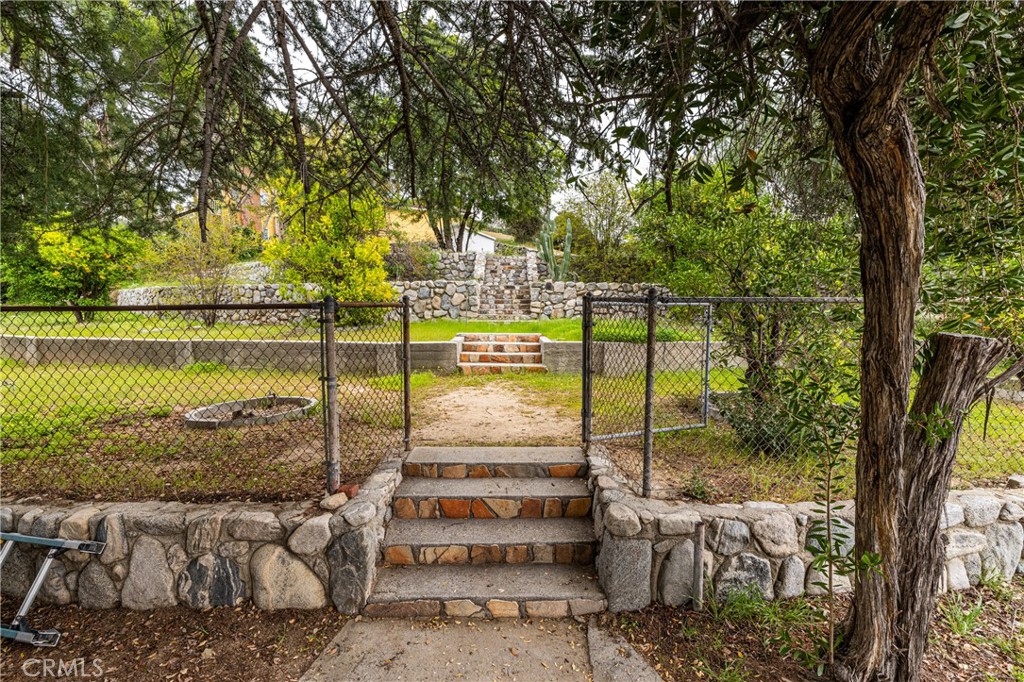 7444 Tranquil Drive Tujunga, CA 91042 - Photo 18 of 34 a view of a garden from a balcony