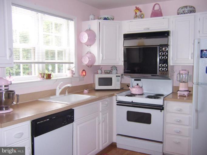 6689 Fairfax Road Chevy Chase, MD 20815 - Photo 5 of 10 Bright & cheerful, loads of counter space