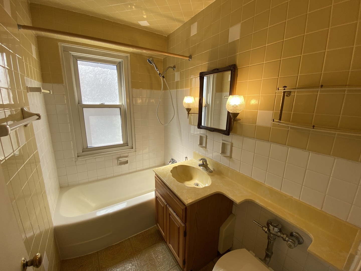 2909 North Sheridan Road, Unit 809 Chicago, IL 60657 - Photo 8 of 16 a bathroom with a sink and a bathtub