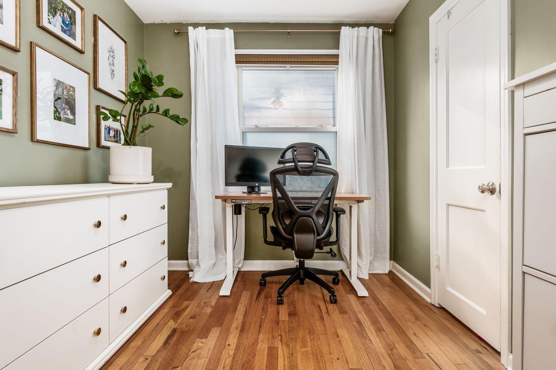 910 Copeland Road Columbus, OH 43212 - Photo 25 of 53 Bedroom 2 (Currently Home Office)