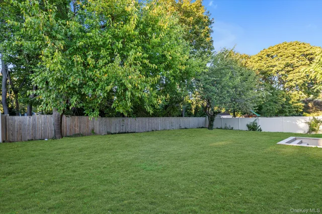 a view of a back yard