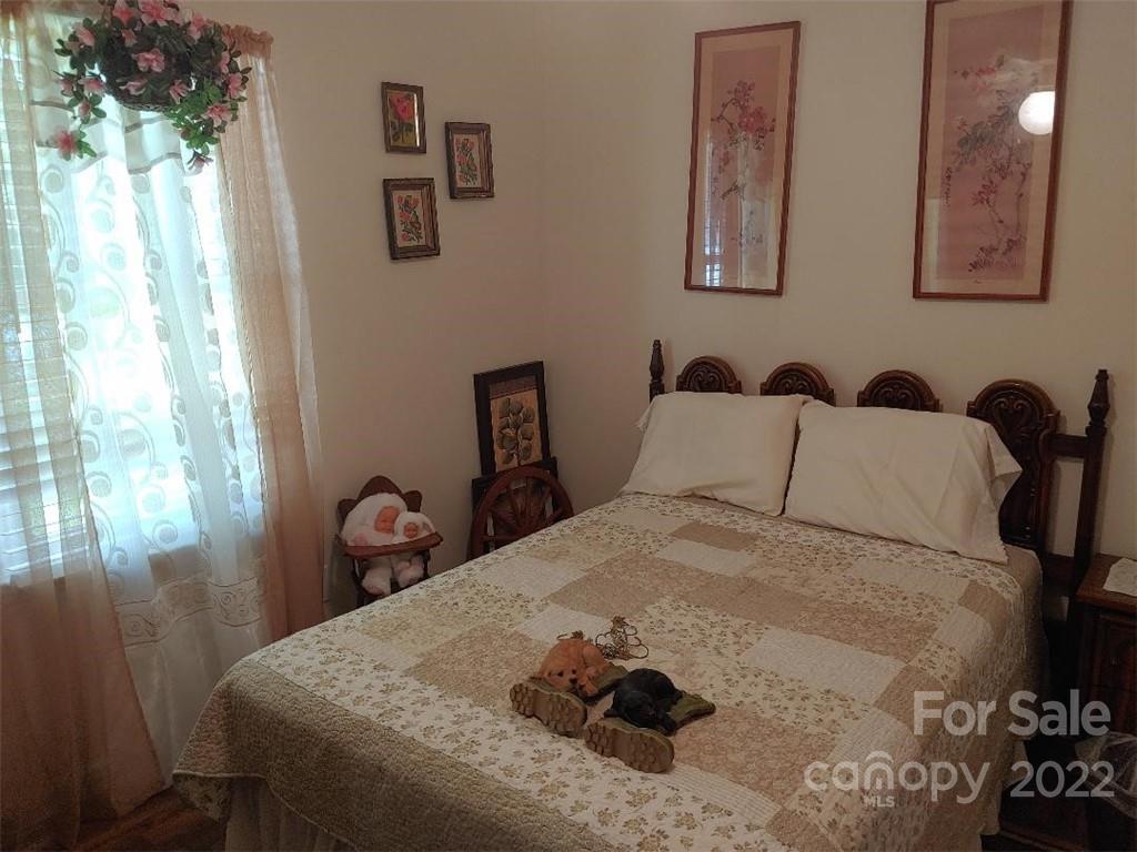 4016 Puetts Chapel Road Dallas, NC 28034 - Photo 13 of 22 a bathroom with a sink and mirror
