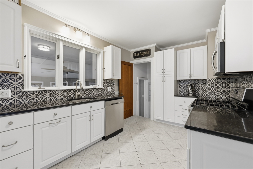 77 Fresno Street Springfield, MA 01104 - Photo 6 of 32