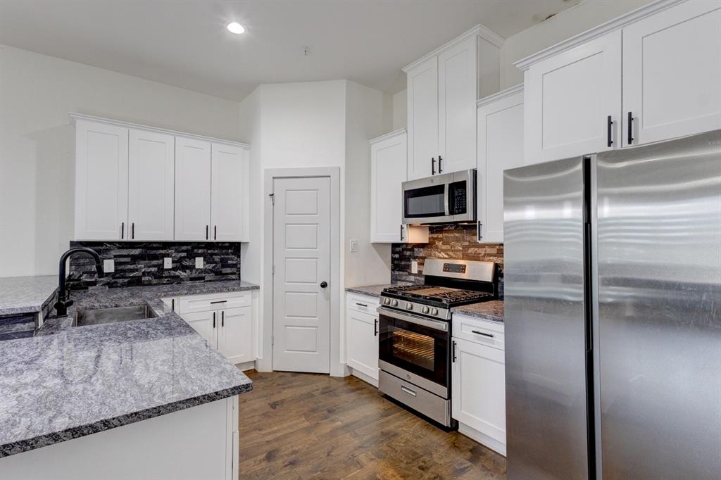 6043 Rivendell Drive Frisco, TX 75035 - Photo 17 of 38 a kitchen with a refrigerator stove and microwave