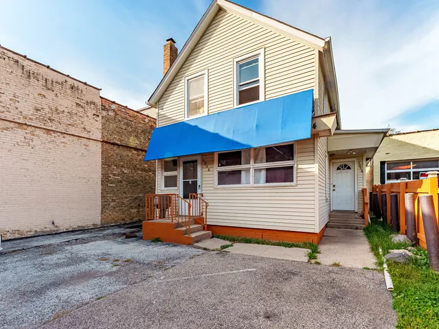 a view of a house with backyard