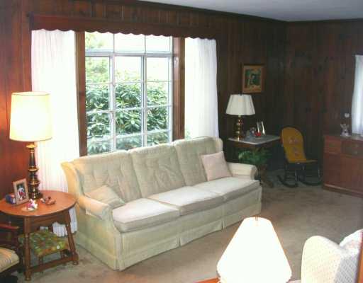 590 Golf Course Road Aliquippa, PA 15001 - Photo 3 of 7 Living Room.