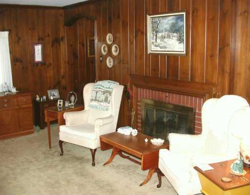 590 Golf Course Road Aliquippa, PA 15001 - Photo 4 of 7 Living Room.