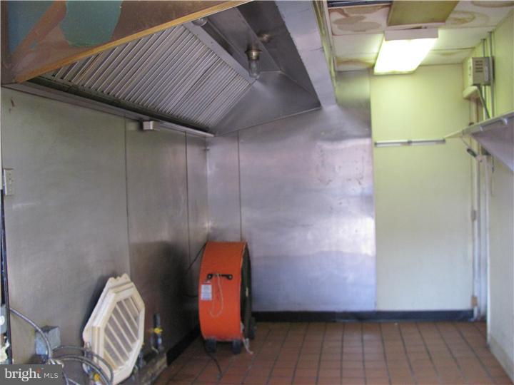 2450 South 20th Street Philadelphia, PA 19145 - Photo 4 of 9