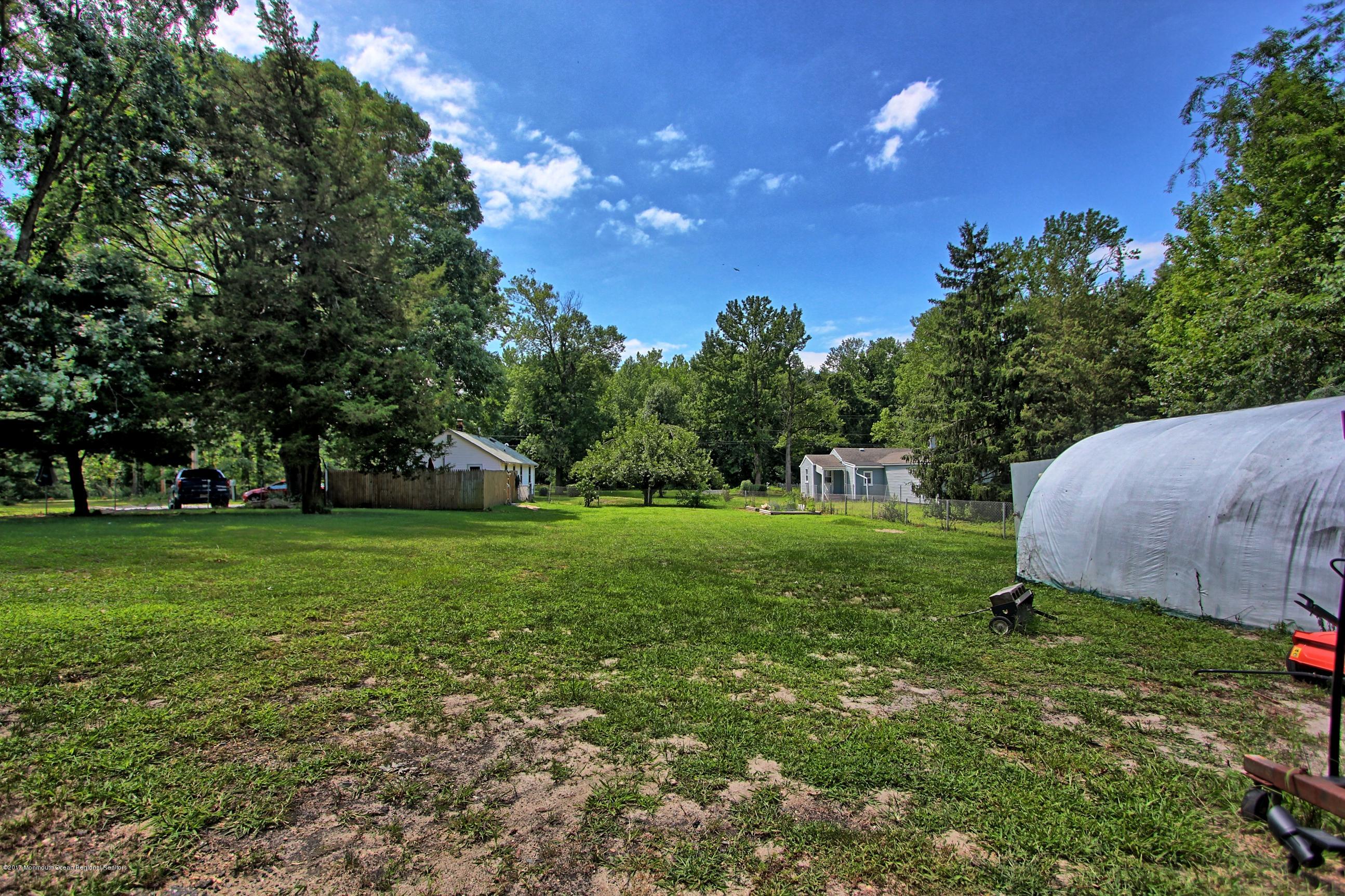 49 Siloam Road Freehold, NJ 07728 - Photo 26 of 38 a backyard of a house with lots of green space
