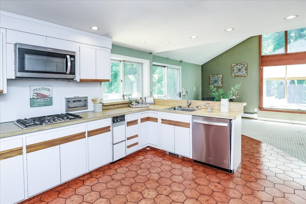 52 Meadowbrook Road Bedford, MA 01730 - Photo 13 of 42 Gallery Image 13
