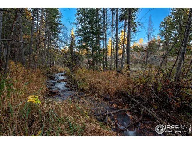 a view of a very nice looking space