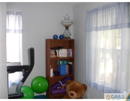 800 Farmingdale Road Jackson, NJ 08527 - Photo 20 of 22 a room with furniture and window