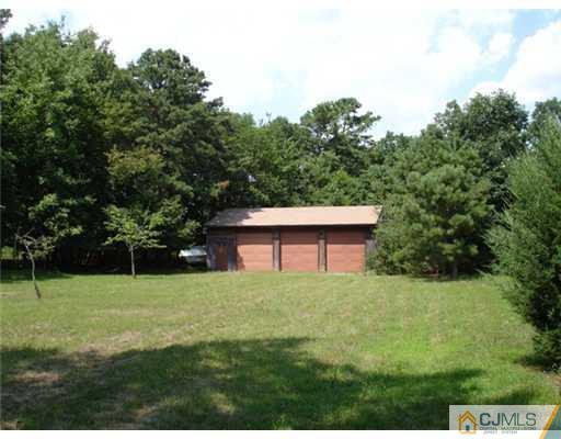 800 Farmingdale Road Jackson, NJ 08527 - Photo 4 of 22 a house view with a garden space