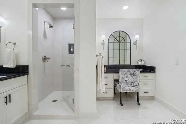 a view of a livingroom with bathroom