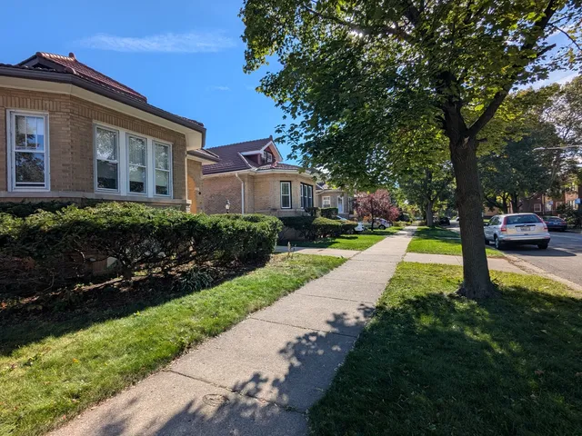 $684,000 | 6734 North Campbell Avenue, Chicago, IL 60645